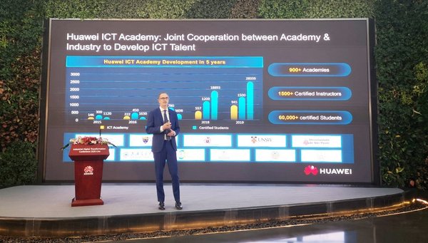 Hank Stokbroekx, Naib Presiden Perkhidmatan Perusahaan, Huawei Enterprise BG, mengumumkan Pelancaran Huawei ICT Academy 2.0