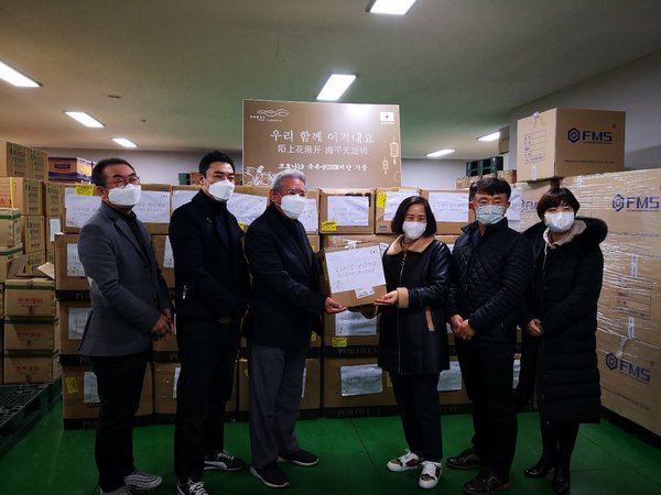 Hur nam se (the third from the left), Chief Advisor of YOSUN Industrial Development Group for Korea is representing Fosun Foundation to deliver the supplies to the Seoul Metropolitan Government. Jung Jinsook (the third from the right), the head of Infectious Diseases Response Team from Disease Control Division of Public Health Bureau, Seoul Metropolitan, attended the ceremony and accepted the donations.