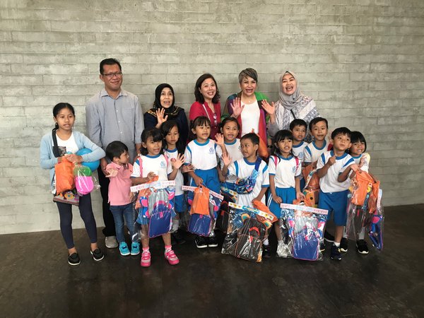 Entrepreneur Magda Hutagalung together with children and representatives from Pansophia Nusantara Foundation at Aloft Jakarta TB Simatupang