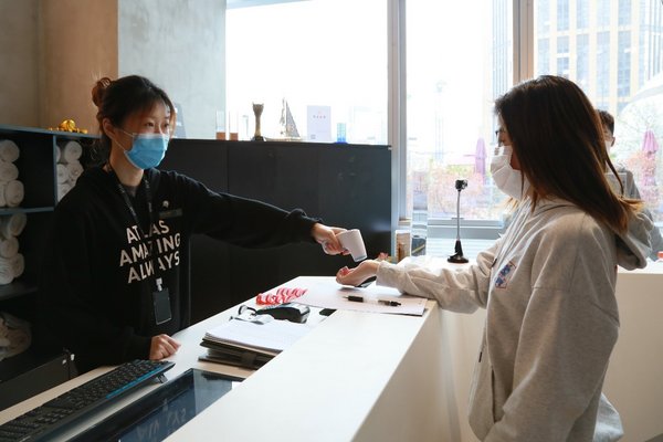寰图健身工房-广州雅居乐中心对进场会员进行体温检测登记