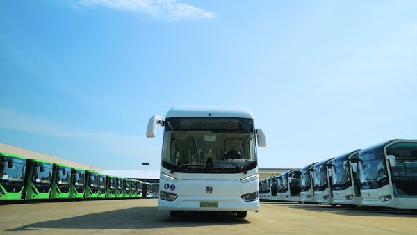 为最大限度地减少新冠病毒的传播，上海申沃客车设计制造的全新款健康公交整装待发。
