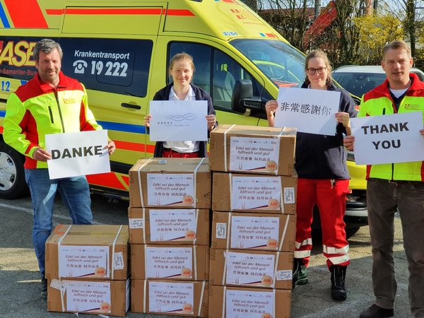 德國慈善聯合會（ASB）接受復星捐贈物資現場，展示「非常感謝你」等標語