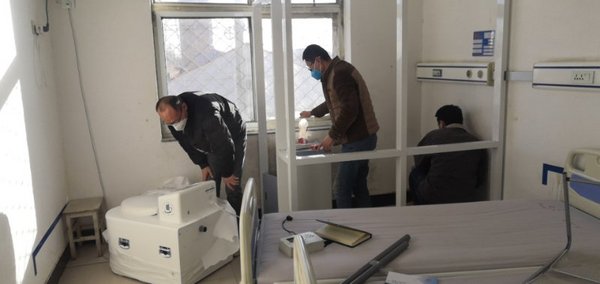 众信嘉华工作人员正在隔离病房内安装ECO方便器产品
