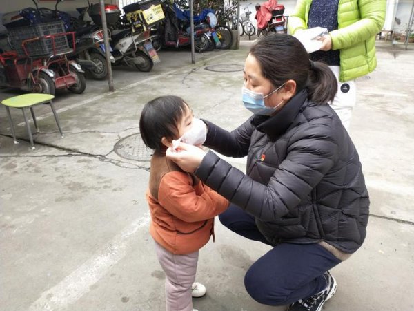 襄阳市妇联工作人员梁平向民主路郭雪怡家庭捐赠菲仕兰爱心口罩
