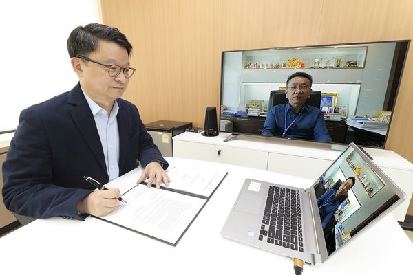 Kim Youngwoo, head of KTâ€™s Global Business Office, is signing contract with Thailandâ€™s 3BB TV Co. Ltd. President Subhoj Sunyabhisithkul through video conference to provide commercial IPTV (Internet Protocol TV) service to the Southeast Asian kingdom.