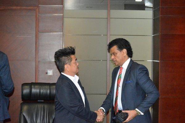 Sim Choo Kheng先生（左）与Elpitiya Plantations PLC董事长Parakrama Dissanayake博士（右）