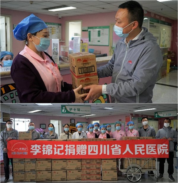 李锦记志愿者将爱心调味品送至医护人员手中