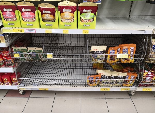 马来西亚的超市里洽洽瓜子货架即将被搬空