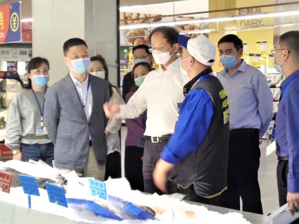 张文中博士在重庆南岸商场了解产品质量管控情况