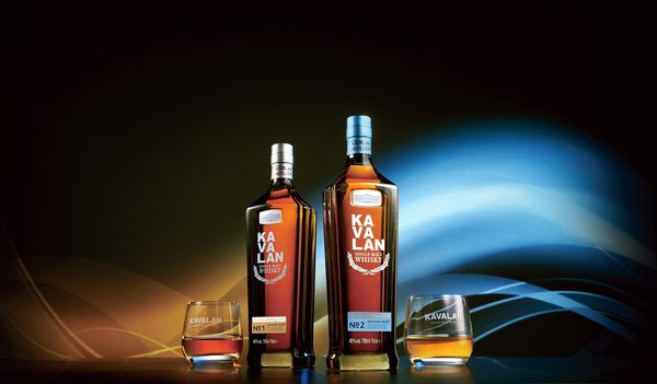 Kavalan Distillery Select Series（カバランディスティレリー・セレクトシリーズ）の台北101ビル型ボトルは濃いアースカラーで、カバランの基本的なカスクセレクションとブレンド技術の強力さを象徴する。左の「Kavalan Distillery Select No. 1」はフルーティーな香りが強く、クリームとトフィーの要素も混じっている。右の「Kavalan Distillery Select No. 2」は花とハーブの芳香と、成熟した木質と暖かいスパイスの香りが混じりあっている。