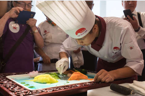 希望厨师张风英在李锦记青年厨师中餐国际大赛揭幕仪式上展示冷拼技艺