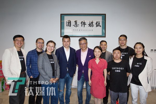 钛媒体高管团队和特别来宾凤凰网CEO刘爽合影；左四：刘爽，左五：杨锐，左六：赵何娟