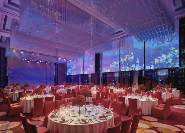 酒店拥有超过2,000平方米的高端宴会空间，可同时容纳600人的婚宴