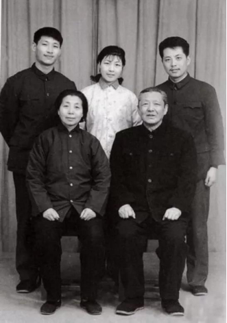 習近平氏の1975年の家族写真／CCTV