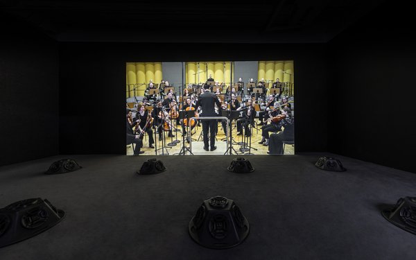 《消音状况#22：消音的柴可夫斯基第五交响曲》，2018年，高清录像、八频道声音装置及地毯，45分钟，艺术家借出。展览现场照片（2019），摄影：Winnie Yeung @ iMAGE28，图片由香港M+提供