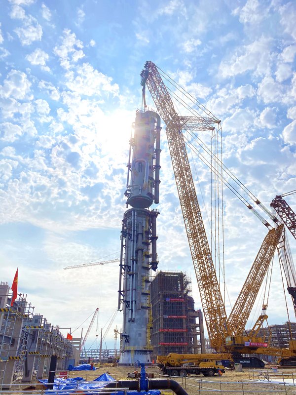 4000トンの吊り上げ能力を持つXGC88000クローラー・クレーンが世界最大のEO/EG洗浄塔を持ち上げ