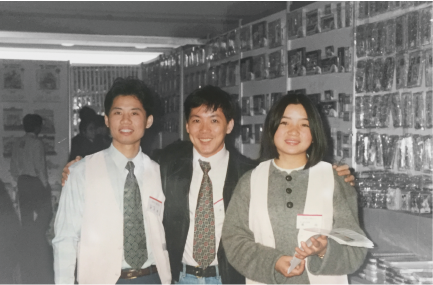 90年代初，创业初期的陈湖雄（左一）与同行在上海文具展会合影