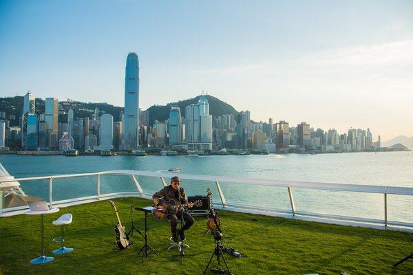 Armed with his acoustic guitar, Sam Hui performed around 20 songs at Harbour City Ocean Terminal Deck, Hong Kong.