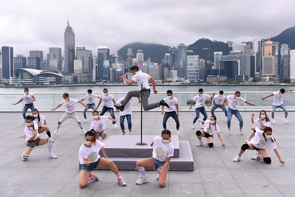 「舞王」郭富城於香港海港城「海運觀點」帶領80位舞蹈員傾力演出。