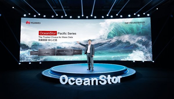 คำบรรยายภาพ - ปีเตอร์ โจว ประธานกลุ่มผลิตภัณฑ์หน่วยเก็บข้อมูลและการมองเห็นอัจฉริยะของหัวเว่ย เผยโฉมระบบเก็บข้อมูลรุ่นใหม่ OceanStor Pacific Series