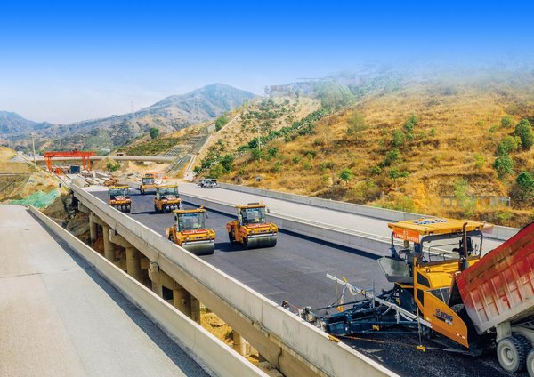 Đoàn xe lu tự hành của XCMG hoàn thành công trình đường nhựa đầu tiên trên thế giới - Đường cao tốc Panda nối liền hai tỉnh Tứ Xuyên và Vân Nam.