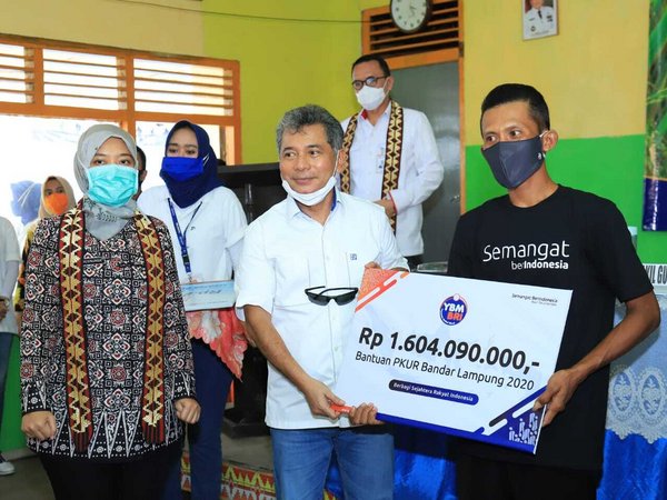Bank BRI President Director Sunarso (middle) handed over IDR 1.6 billion support from Bank BRI Baitul Mal Foundation (YBM) to 31 farmer groups participating in the People's Business Skills Improvement Program (PKUR) witnessed by Lampung Deputy Governor Hj. Chusnunia Chalim (left) as part of the Food Security Dialogue event with MSMEs at the Bangun Rejo Village Hall, Central Lampung, Thursday (11/06).