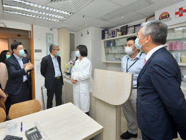 富通保險管理層到訪「惠澤社區藥房」了解藥房運作。
