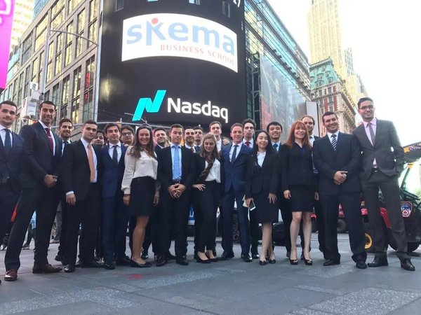 图为SKEMA商学院金融市场与投资专业学生前往美国纽约参观纳斯达克证券交易所