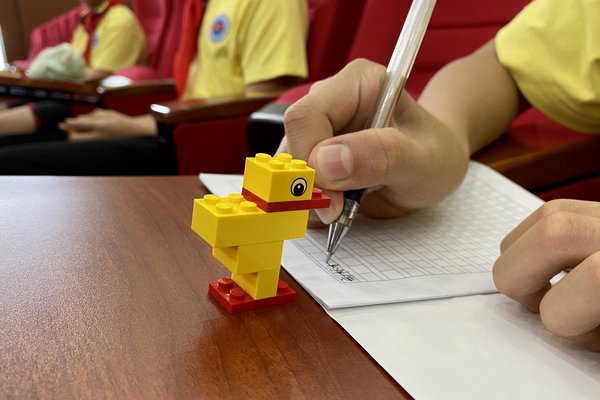 同学们用简单的几块乐高颗粒拼搭出形状各异的小黄鸭