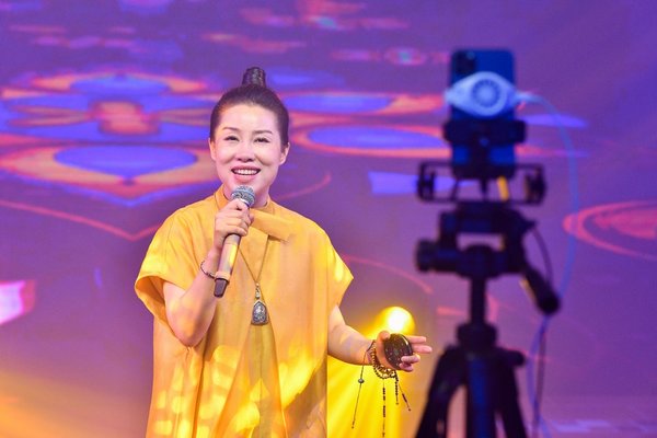 Chinese amateur singer Li Yuer is hosting a 9-hour online charity concert on Kuaishou, receiving a total of 2 million views