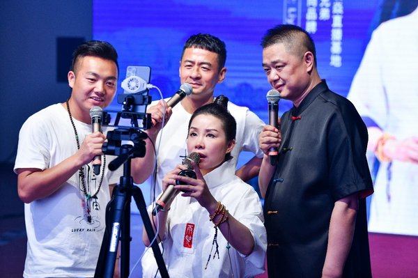 中国のアマチュアシンガー、リー・ユエが快手で9時間に及ぶオンライン・チャリティーコンサートのホストを務め、ビューアーは計200万人に