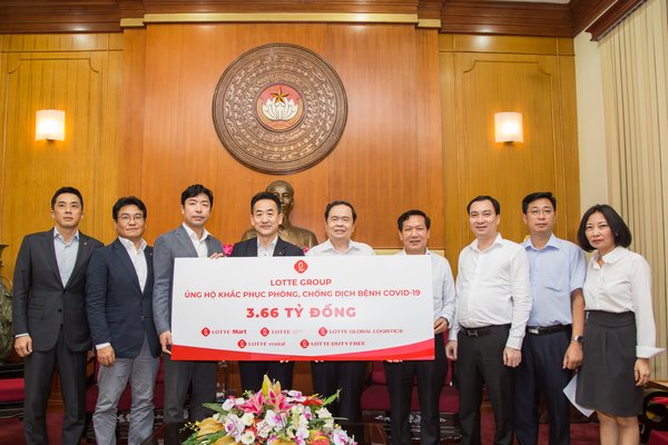 The representatives of five subsidiaries of Lotte Group handed over VND3.66 billion at the headquarter of Vietnam Fatherland Front Committee
