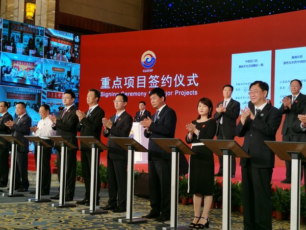 颐高产城科技副总裁汪中（左五）现场签约