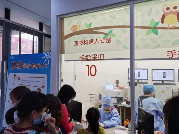 上海儿童医学中心“几近无痛，精采童萌”无痛末梢采血宣传活动现场