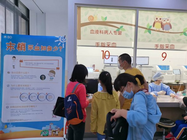 上海儿童医学中心“几近无痛，精采童萌”无痛末梢采血宣传活动现场