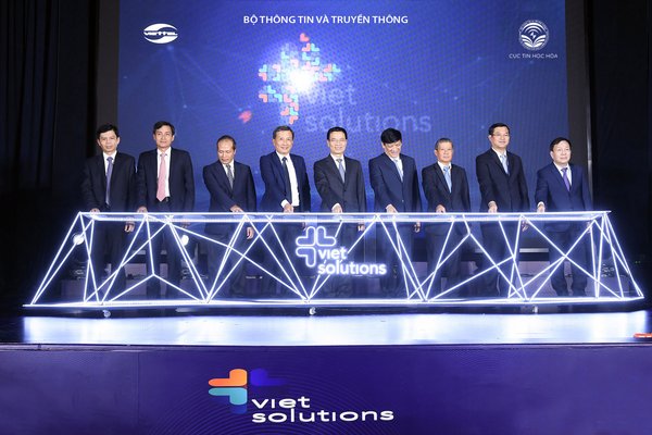 Viet Solutions 2020 대회를 선언하는 정보통신부 장관과 Viettel 그룹 CEO