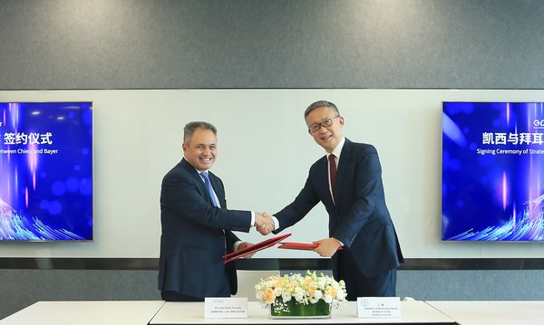凯西与拜耳在上海举行战略合作签约仪式，戴赋兴总经理（左）与江维总裁（右）代表双方签署协议
