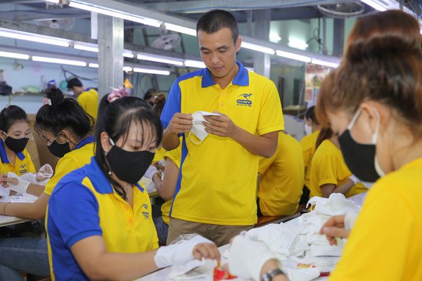 Pham Quang Anh, Director of Dony Garment, checked production progress in Dony’s production facilities in Ho Chi Minh City, Vietnam