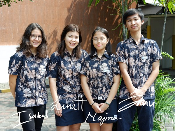 Para siswa ACG School Jakarta memberikan bantuan untuk masyarakat terdampak COVID-19.