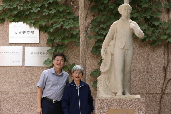 中国网总编辑王晓辉（左）对话文物保护杰出贡献者樊锦诗（右）