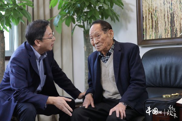 中国网总编辑王晓辉（左）对话共和国勋章获得者袁隆平（右）