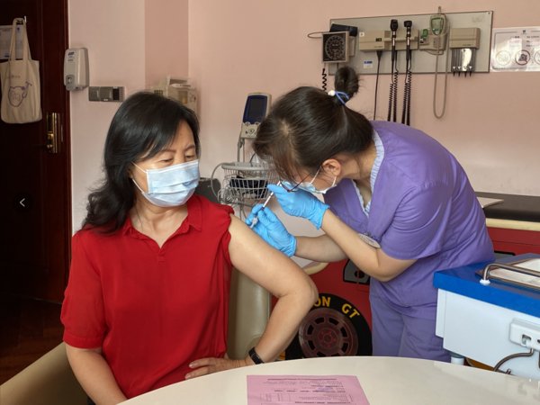 北京和睦家医院首席医疗官孙芾在院内接种了首针疫苗
