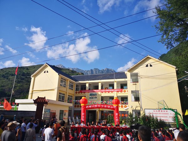 俞敏洪回访舟曲新东方希望小学 十年持续帮扶为山区孩子点燃希望