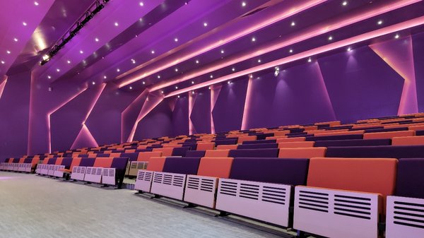 学校紫水晶剧场可容纳600人