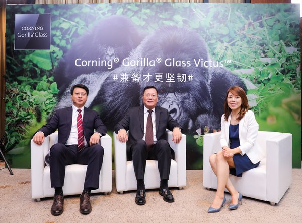 中-康寧大中華區總裁兼總經理 李放；左-康寧大猩猩玻璃中國區銷售總監 劉斌