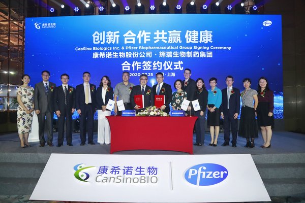 康希諾生物董事長兼首席執行官宇學峰（前排左）與輝瑞中國區首席運營官吳琨（右）簽署推廣服務協議