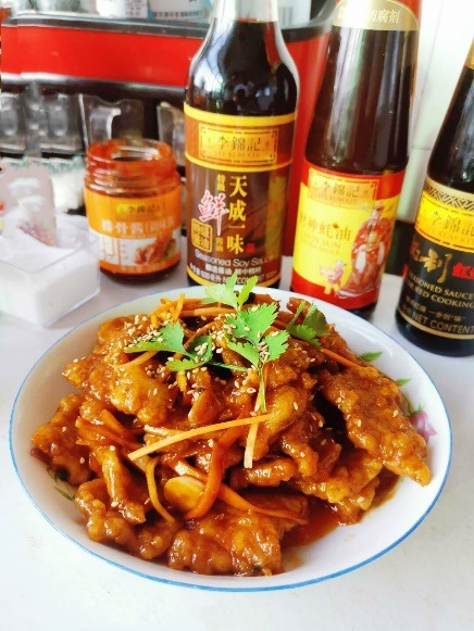 来自黑龙江的希望厨师李念制作了东北特色菜“锅包肉”