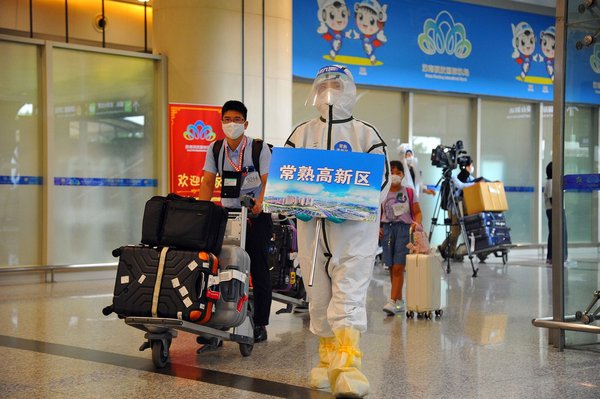 Japanese staff arrive at Sunan Shuofang International Airport in Wuxi, east China's Jiangsu Province, through a charter flight sent by Chuangshu municipal government on August 8.