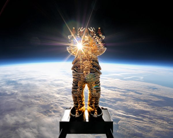 KAWSがAllRightsReservedとのコラボレーションで「KAWS：HOLIDAY SPACE」を開催