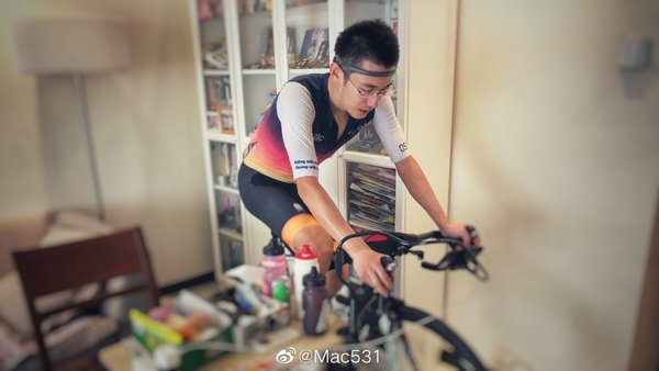 北京骑手吕峥鑫以10小时42分最先挑战成功